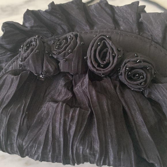 Gorgeous evening bag. Black roses. Shoulder strap and a wrist strap. - Picture 3 of 3